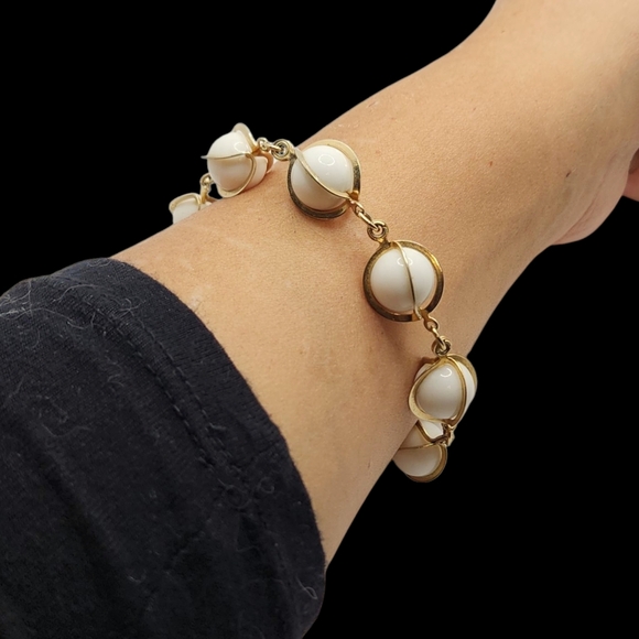 Vintage-Inspired Gold and Cream Pearl Bracelet - Picture 6 of 6